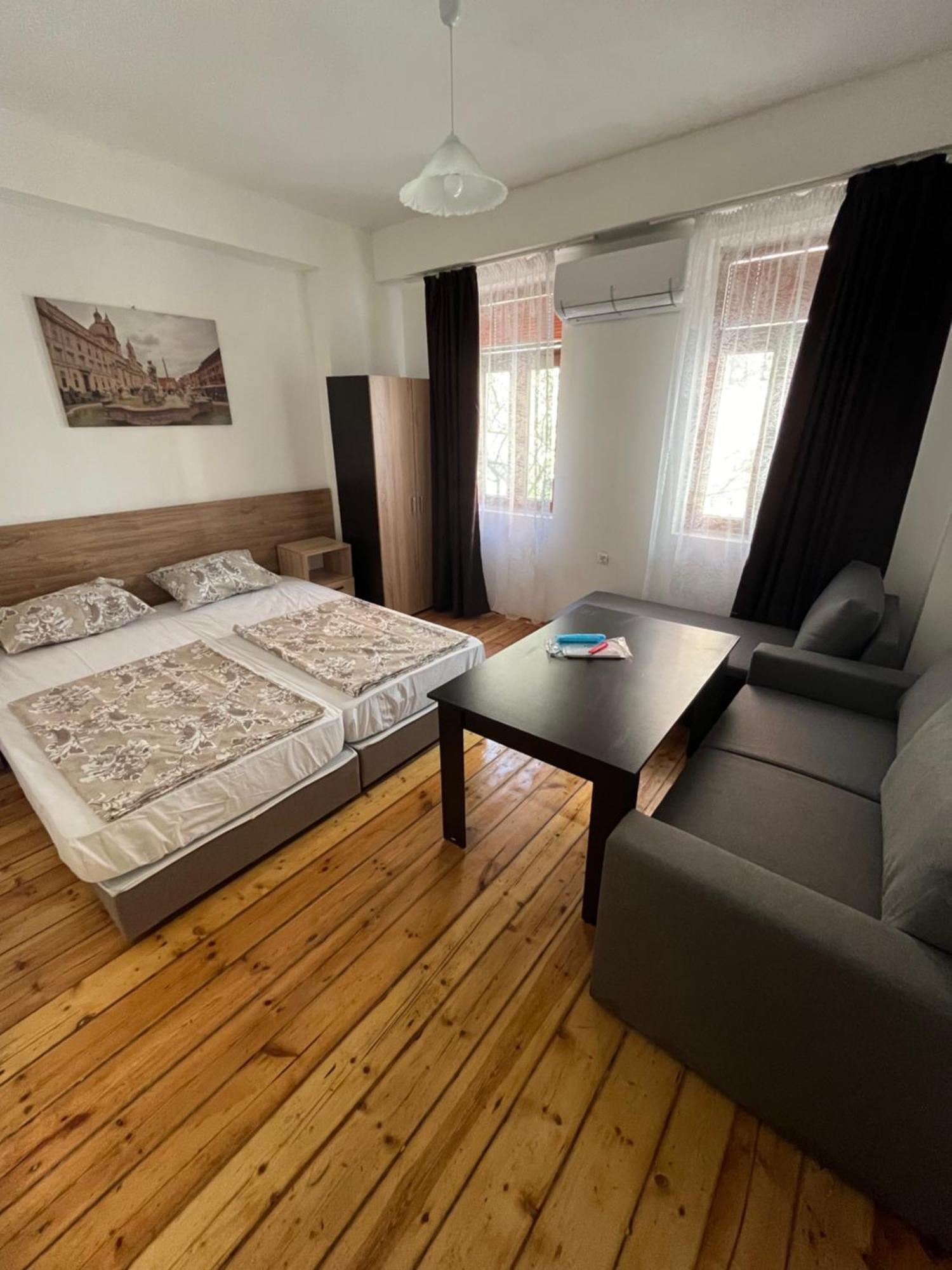 En-Suite Rooms: Novа Guesthouse In Sofia Center Buitenkant foto