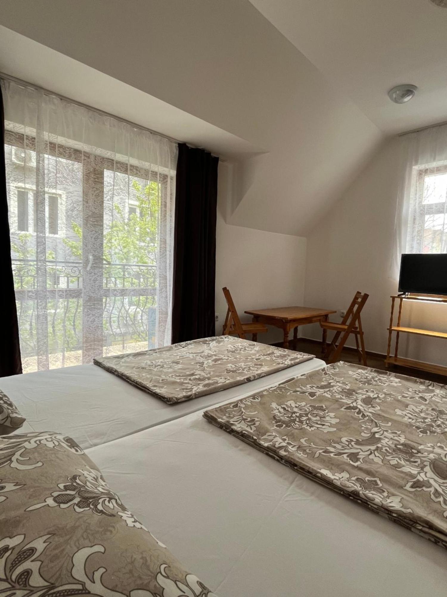 En-Suite Rooms: Novа Guesthouse In Sofia Center Buitenkant foto
